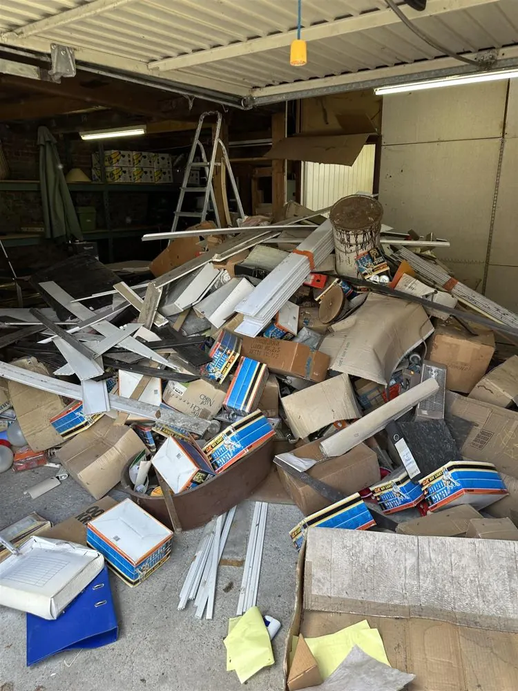 Voor: Garage vol tot aan het plafond