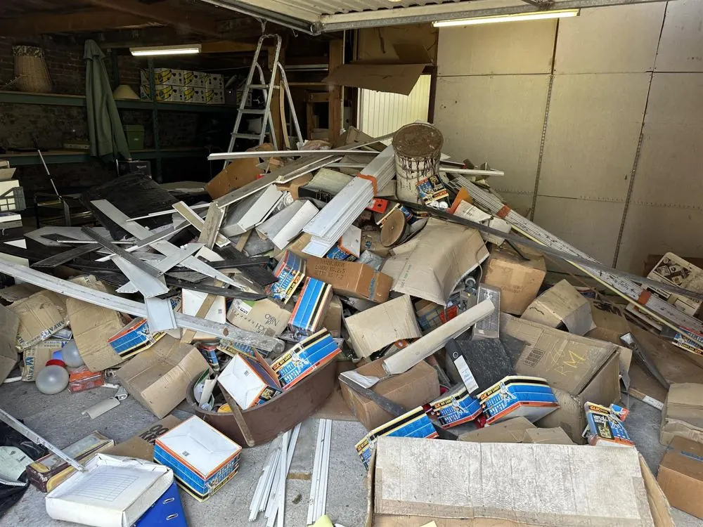Voor: Garage vol bouwafval en dozen
