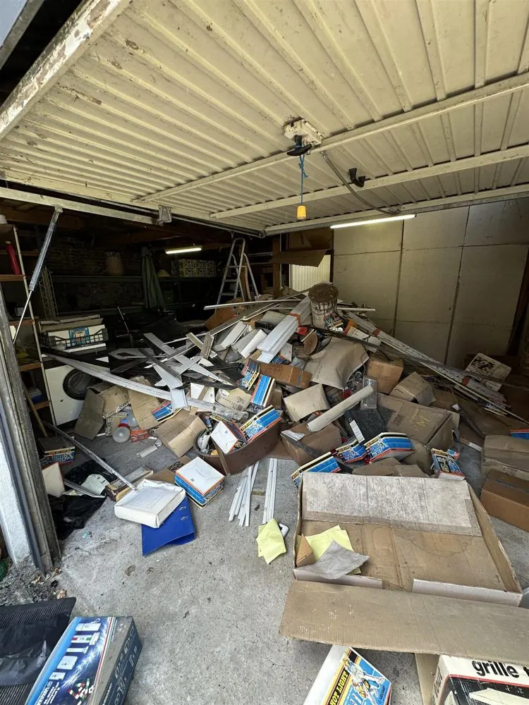 Volle garage die door Alles Is Leeg wordt leeggemaakt