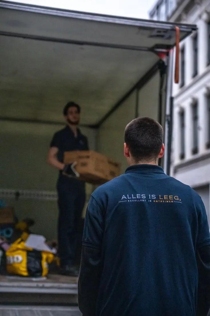 Medewerkers van Alles Is Leeg laden een vrachtwagen