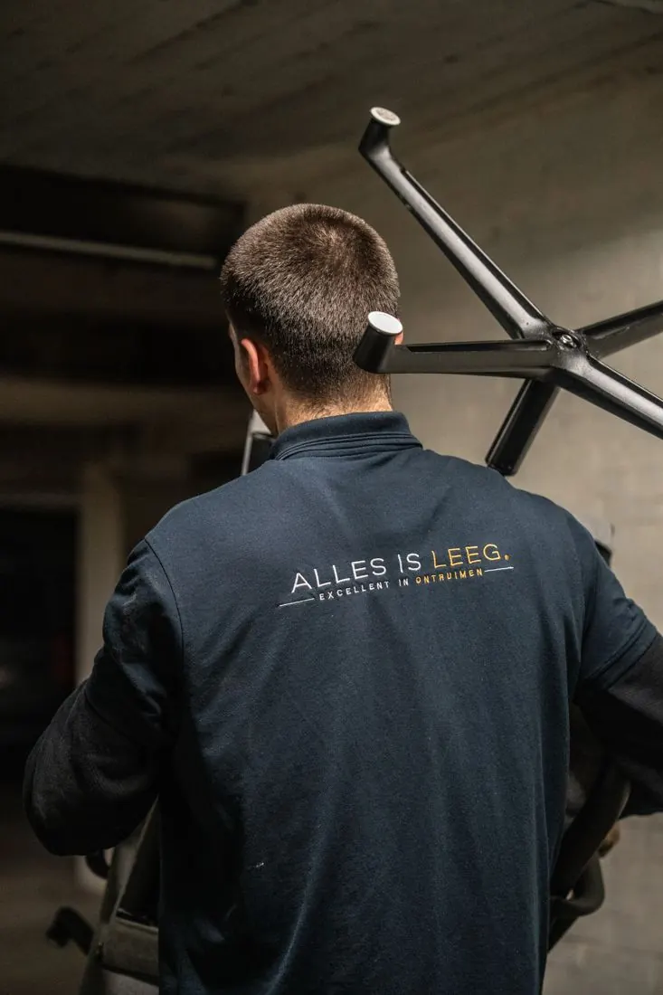 Medewerker van Alles Is Leeg aan het werk
