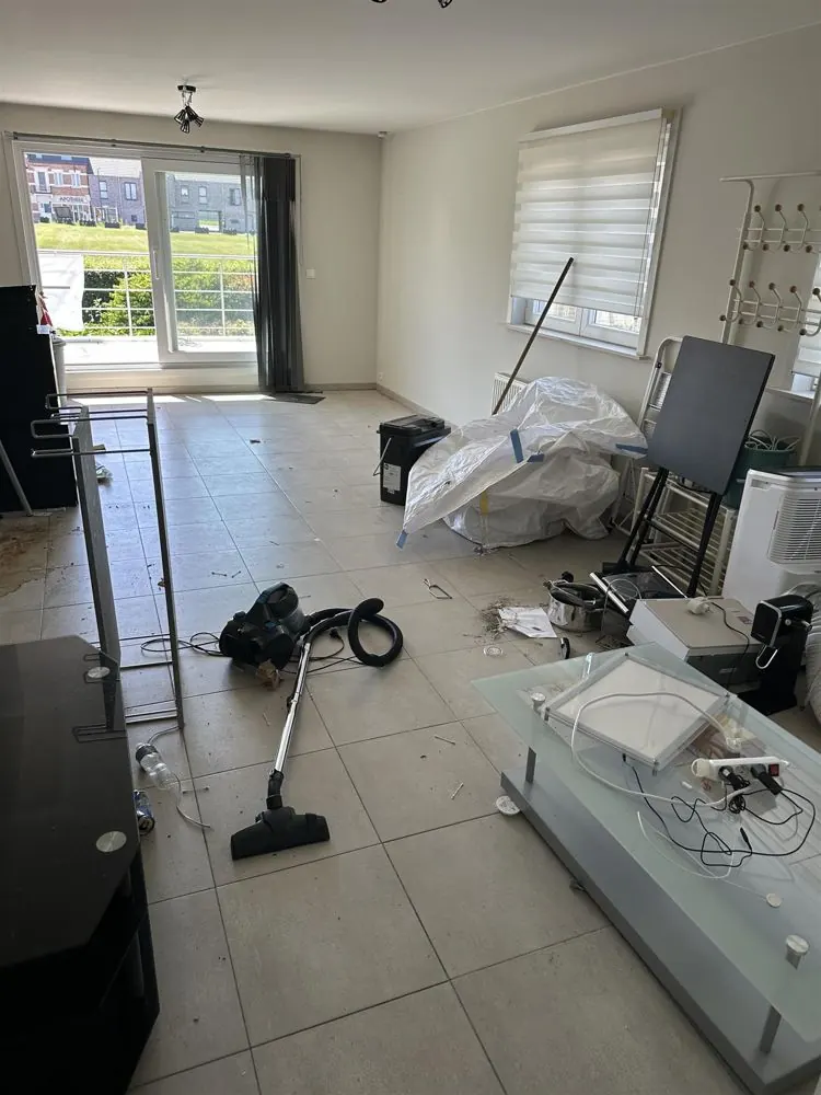 Voor: Woonkamer vol spullen